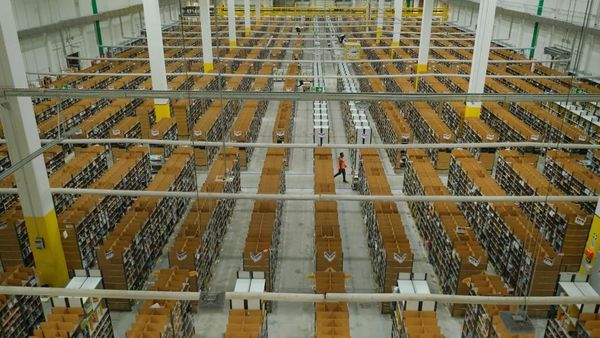 Kesibukan Gudang Toko Online Terbesar Dunia di Musim Belanja