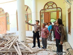 Baru Diresmikan 2 Pekan Lalu, Atap dan Kubah Masjid di Rembang Runtuh