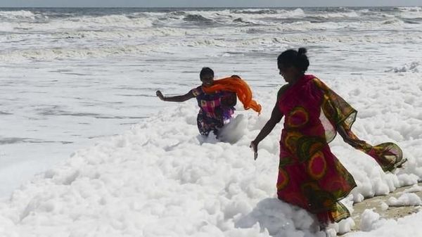 Foto Pantai Berselimut Busa, Banyak yang Main padahal Bahaya