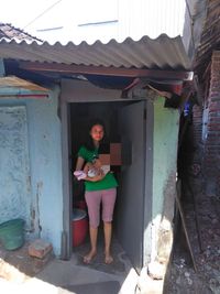 Miris, Ibu Muda di Surabaya Ditinggal Suami Usai Lahirkan Bayi Cacat