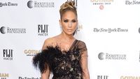 Gaun Hitam Menerawang Jennifer Lopez