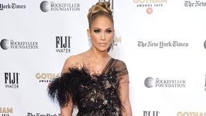 Gaun Hitam Menerawang Jennifer Lopez