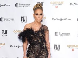 Gaun Hitam Menerawang Jennifer Lopez