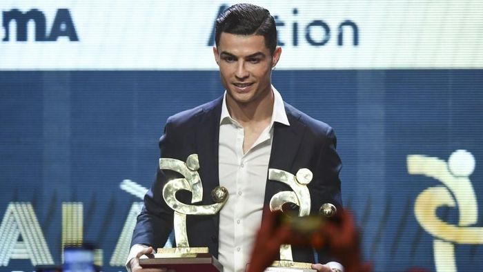 Absen dari seremoni Ballon dOr, Cristiano Ronaldo meraih penghargaan sebagai Pemain Terbaik Serie A 2018/2019 di Gran Gala del Calcio (Foto: MIGUEL MEDINA / AFP) Absen dari seremoni Ballon dOr, Cristiano Ronaldo meraih penghargaan sebagai Pemain Terbaik Serie A 2018/2019 di Gran Gala del Calcio (Foto: MIGUEL MEDINA / AFP)