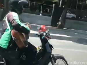PDOI Jatim Kecam Aksi Pria Berjaket Ojol Kendarai Motor Sambil Main Gitar PDOI Jatim Kecam Aksi Pria Berjaket Ojol Kendarai Motor Sambil Main Gitar