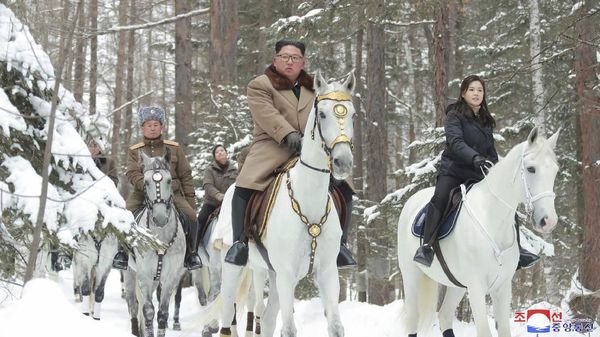 Saat Kim Jong-Un Berkuda Putih Kunjungi Gunung Suci Ditemani Istri