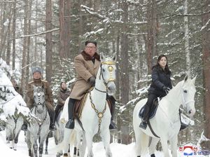 Saat Kim Jong-Un Berkuda Putih Kunjungi Gunung Suci Ditemani Istri