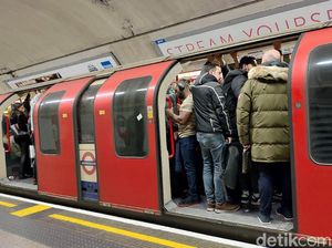 Melihat Padatnya Manusia di Bawah Tanah London Melihat Padatnya Manusia di Bawah Tanah London
