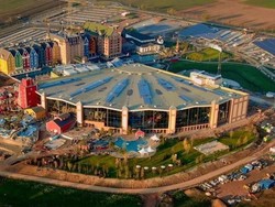 Kolam Renang Indoor Ini Seluas 5 Lapangan Sepak Bola