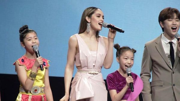 Intip Aksi Cinta Laura saat di Korea Selatan Yuk!