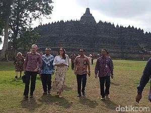 Gaya Putri Mahkota Denmark Saat Berkunjung ke Candi Borobudur