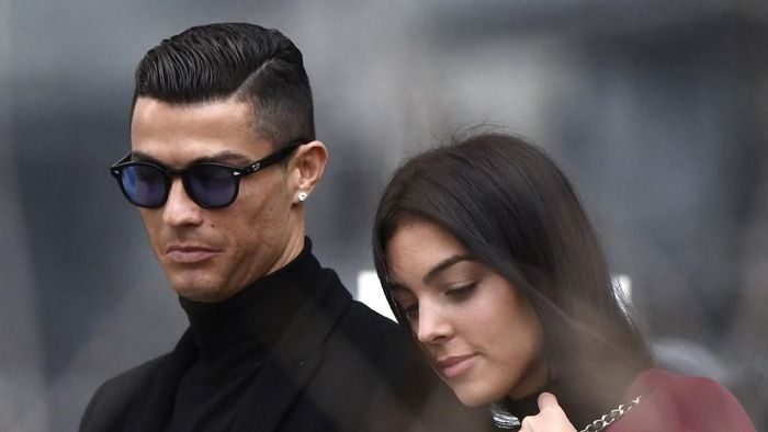 Cristiano Ronaldo dan kekasihnya, Georgina Rodriguez Juventus forward and former Real Madrid player Cristiano Ronaldo leaves with his Spanish girlfriend Georgina Rodriguez after attending a court hearing for tax evasion in Madrid on January 22, 2019. - Ronaldo is expected to be given a hefty fine after Spanish tax authorities and the players advisors made a deal to settle claims he hid income generated from image rights when he played for Real Madrid. (Photo by OSCAR DEL POZO / AFP)