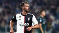 Barcelona membeli pemain baru, Miralem Pjanic dari Juventus. Gelandang kreatif asal Bosnia Herzegovina itu sudah berusia 30 tahun (Marco Luzzani/Getty Images)