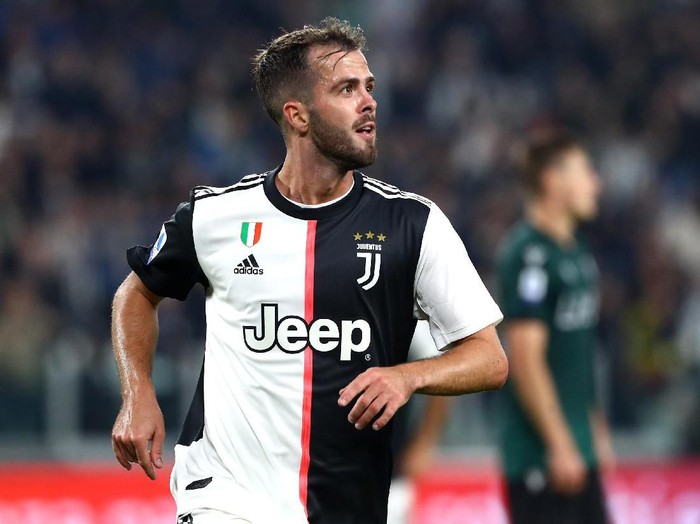 TURIN, ITALY - OCTOBER 19:  Miralem Pjanic of Juventus celebrates his goal during the Serie A match between Juventus and Bologna FC at Allianz Stadium on October 19, 2019 in Turin, Italy.  (Photo by Marco Luzzani/Getty Images)