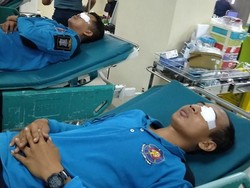 Mata Kena Sembur Cairan Tawon Vespa, 2 Petugas PMK Surabaya Dilarikan ke RS