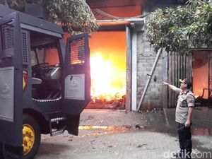 Gudang Mebel di Kota Pasuruan Terbakar, Polisi Bantu Kerahkan Water Canon Gudang Mebel di Kota Pasuruan Terbakar, Polisi Bantu Kerahkan Water Canon