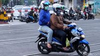 Nekat! Pemotor Terobos Palang KA di Jakarta