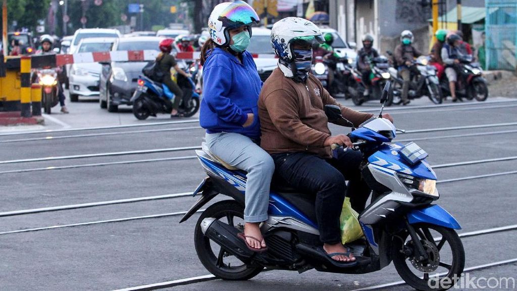 Nekat! Pemotor Terobos Palang KA di Jakarta Nekat! Pemotor Terobos Palang KA di Jakarta