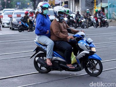 Nekat! Pemotor Terobos Palang KA di Jakarta