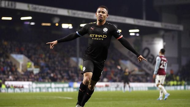 Gabriel Jesus mencetak dua gol awal Manchester City ke gawang Burnley.