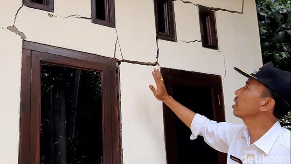 Ratusan Rumah Rusak Akibat Tanah Bergerak di Tasikmalaya