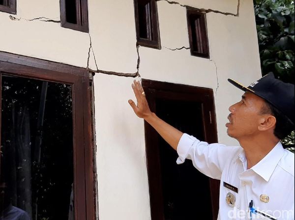 Ratusan Rumah Rusak Akibat Tanah Bergerak di Tasikmalaya