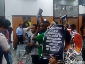 Praperadilan Surya Anta Diwarnai Aksi Simpatisan di Ruang Sidang Praperadilan Surya Anta Diwarnai Aksi Simpatisan di Ruang Sidang