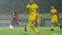 Di menit awal, pertandingan berlangsung sengit dengan kedua tim tampil terbuka.