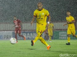 Di menit awal, pertandingan berlangsung sengit dengan kedua tim tampil terbuka.