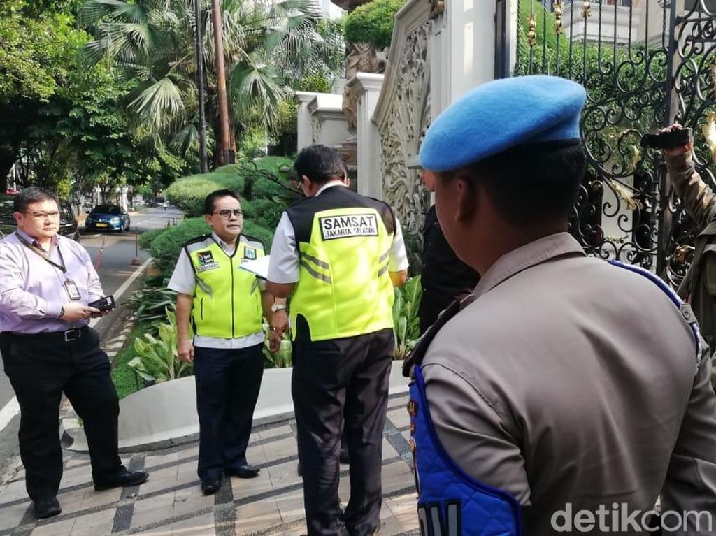 KPK dan BPRD Gerebek Penunggak Pajak Ferrari dan Mercy KPK dan BPRD Gerebek Penunggak Pajak Ferrari dan Mercy