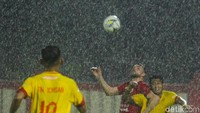 Laga antara Bhayangkara vs Persija tersaji di Stadion PTIK, Jakarta Selatan.