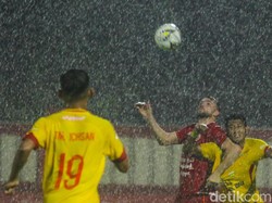 Laga antara Bhayangkara vs Persija tersaji di Stadion PTIK, Jakarta Selatan.