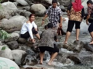 Main ke Luwu Utara Sulsel, Susi Pudjiastuti Berenang di Maipi