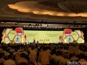 Pantun di Munas Golkar: Banyak Calon Coba-coba, Airlangga Ketum Juga