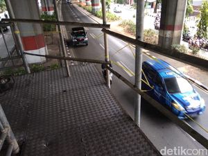 Pagar Sementara Dipasang di JPO Ahmad Yani yang Bolong Gegara Ditabrak Truk