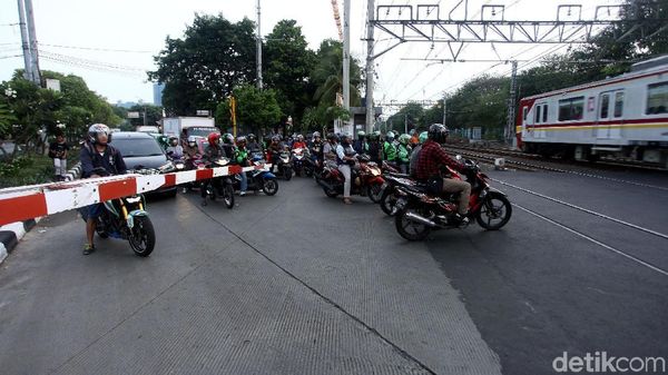 Jangan Ditiru! Pemotor Terobos Palang KA