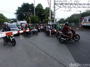 Jangan Ditiru! Pemotor Terobos Palang KA Jangan Ditiru! Pemotor Terobos Palang KA