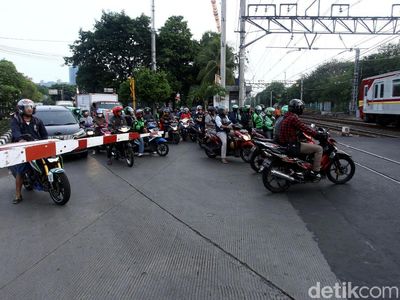 Jangan Ditiru! Pemotor Terobos Palang KA