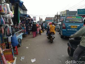 Dinilai Tak Tegas ke PKL Pasar Citeureup, Satpol PP: Kita Tak Bisa Jaga 24 Jam Dinilai Tak Tegas ke PKL Pasar Citeureup, Satpol PP: Kita Tak Bisa Jaga 24 Jam