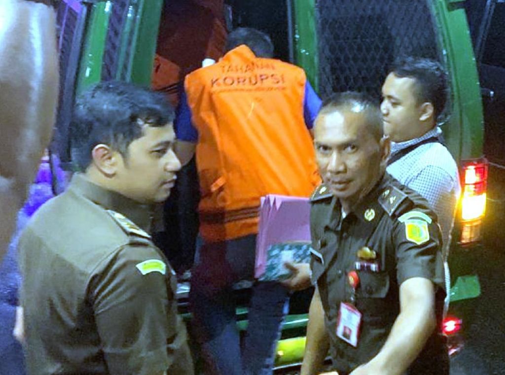 Kejari Kota Sukabumi Tahan 5 Pengelola Dana Bantuan ADB Kejari Kota Sukabumi Tahan 5 Pengelola Dana Bantuan ADB