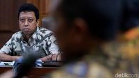 Tatapan Tajam Rommy saat Eks Menag Bersaksi