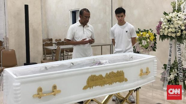 Sesmenpora Gatot S Dewa Broto saat melayat ke rumah duka almarhum ayah Edgar Xavier. (