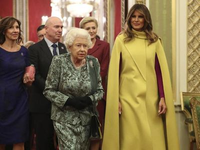 Bertemu Ratu Elizabeth II Lagi, Melania Trump Pakai Coat Rp 108 Juta