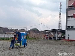 Gerobak Mi Ayam di Madiun Jalan Sendiri karena Tertiup Angin?