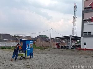 Gerobak Mi Ayam di Madiun Jalan Sendiri karena Tertiup Angin? Gerobak Mi Ayam di Madiun Jalan Sendiri karena Tertiup Angin?