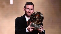 Sebelum tahun ini, Messi meraih Ballon dOr keenam pada 2019 alias setelah tiga musim tak kuasa menambah koleksi. Virgil van Dijk dan Ronaldo ada di posisi kedua dan ketiga. Foto: FRANCK FIFE / AFP
