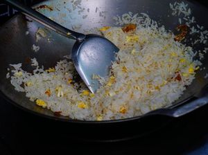 Makan Nasi Goreng Saat Sahur Bikin Cepat Haus? Begini Mengatasinya