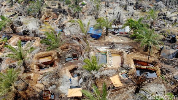 Potret Ratusan Sumur Minyak Ilegal yang Ditutup Polisi di Jambi