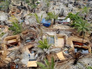 Potret Ratusan Sumur Minyak Ilegal yang Ditutup Polisi di Jambi Potret Ratusan Sumur Minyak Ilegal yang Ditutup Polisi di Jambi