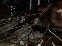 Billboard Roboh di Cakung Jaktim, Damkar Meluncur